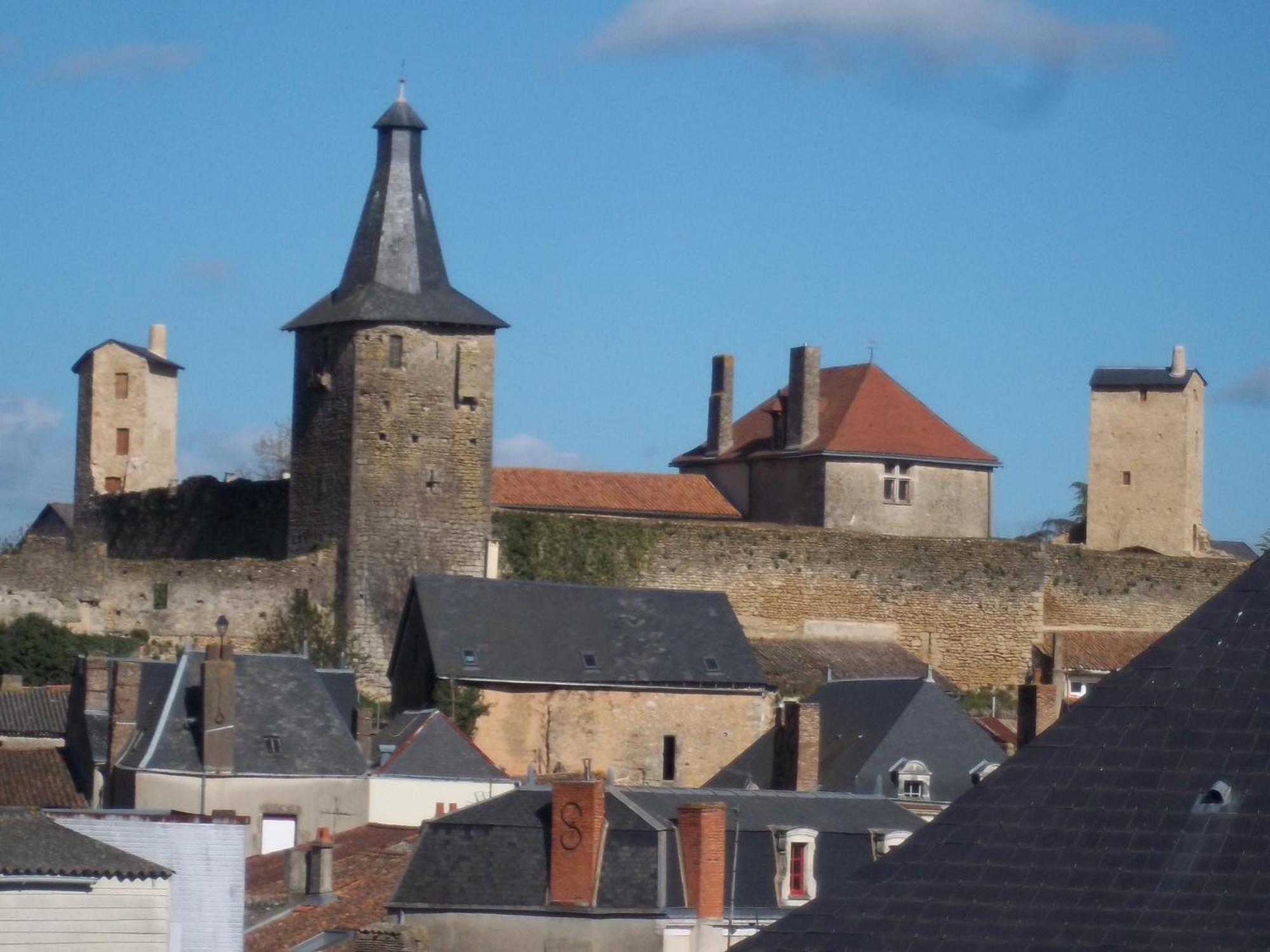 Le Vieux Chateau Airvault Exterior foto