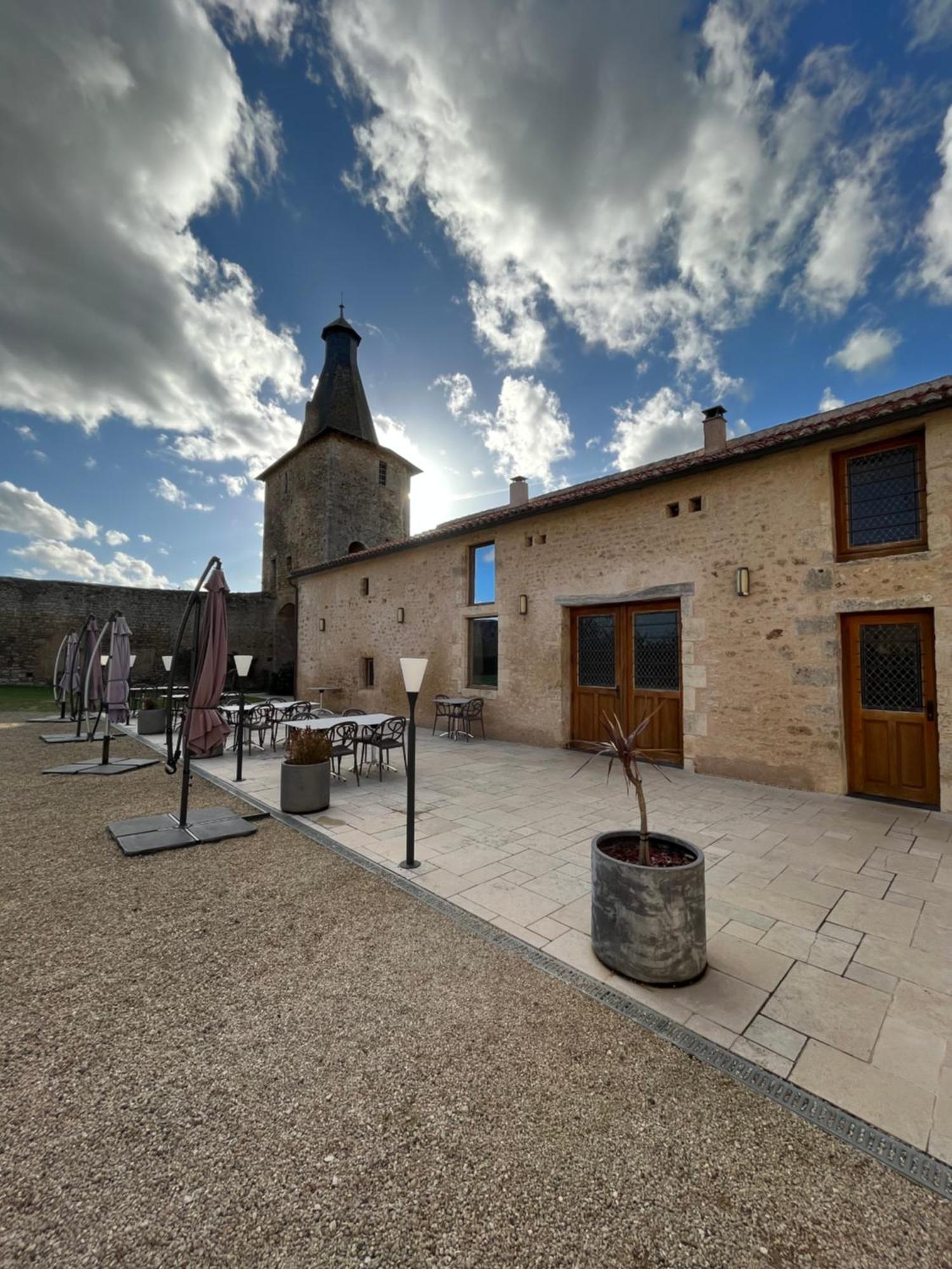 Le Vieux Chateau Airvault Exterior foto